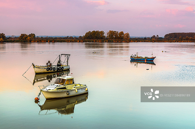 日落时分法国卢瓦尔河地区勒佩勒兰湖中停泊的船只高角度视图图片素材