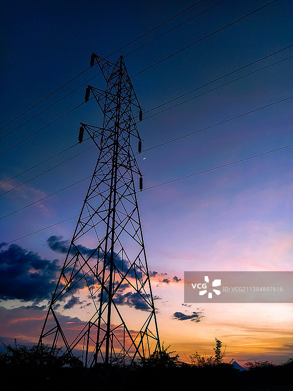 夕阳下天空背景的输电塔剪影图片素材