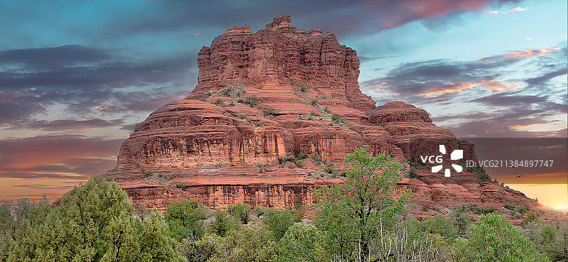 钟岩 - 亚利桑那州塞多纳，日落时分的岩层景观图片素材