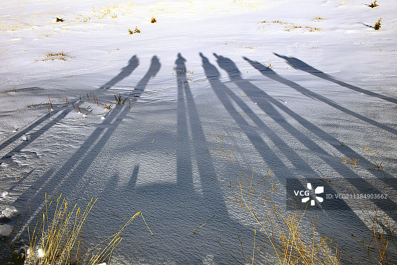 黎巴嫩雪地人影俯视图图片素材