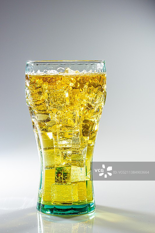 灰色背景下的威士忌特写图片素材