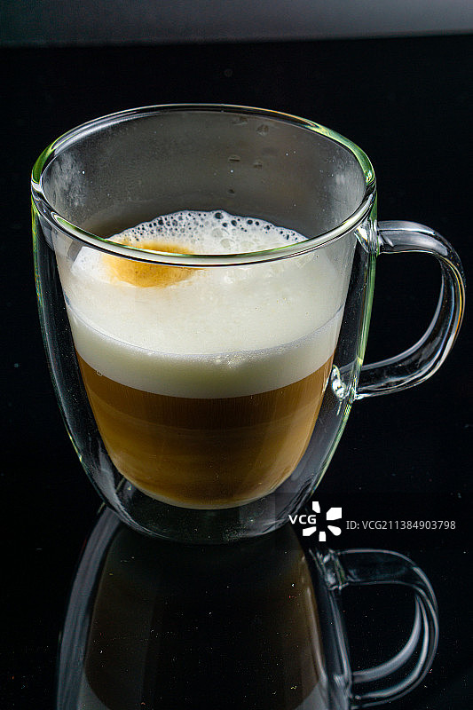 桌子上的咖啡杯特写图片素材