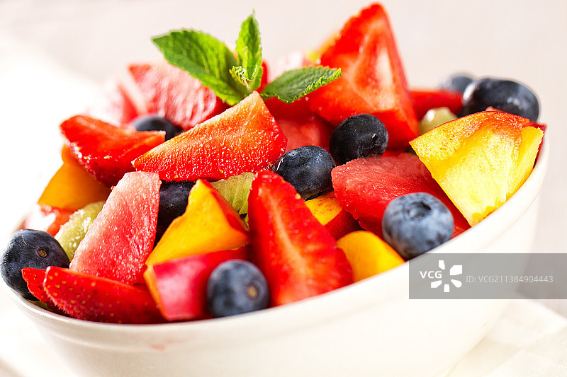 新鲜水果沙拉配草莓蓝莓西瓜图片素材