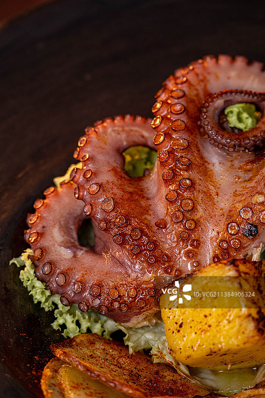 烤章鱼特写，盘中美食，墨西哥巴亚尔塔港图片素材