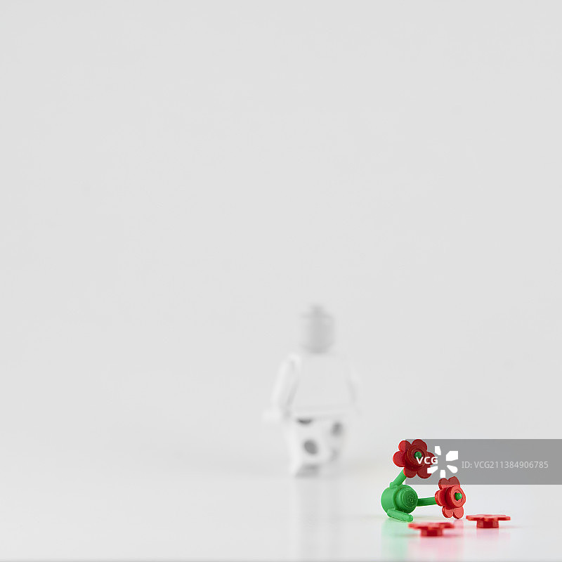 白色背景下的小雕像特写图片素材
