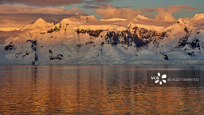 南极洲日出景色：雪山映衬下的湖泊图片素材