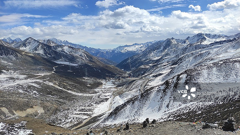 白雪皑皑的折多山映衬着蓝天图片素材