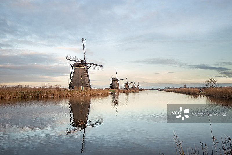 荷兰小孩堤防风车图片素材