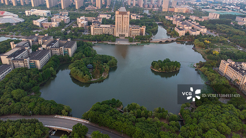 傍晚江南大学校园航拍图片素材