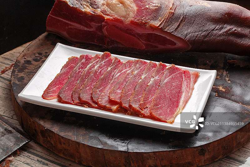 砧板上腊肉切片特写图片素材