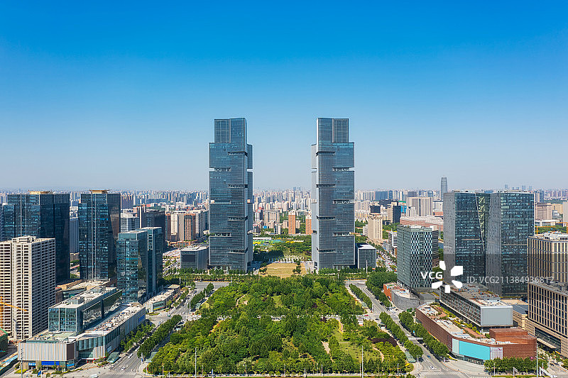 河南郑州郑东新区高铁商务区绿地中心双子塔与城市天际线夏季航拍图片素材
