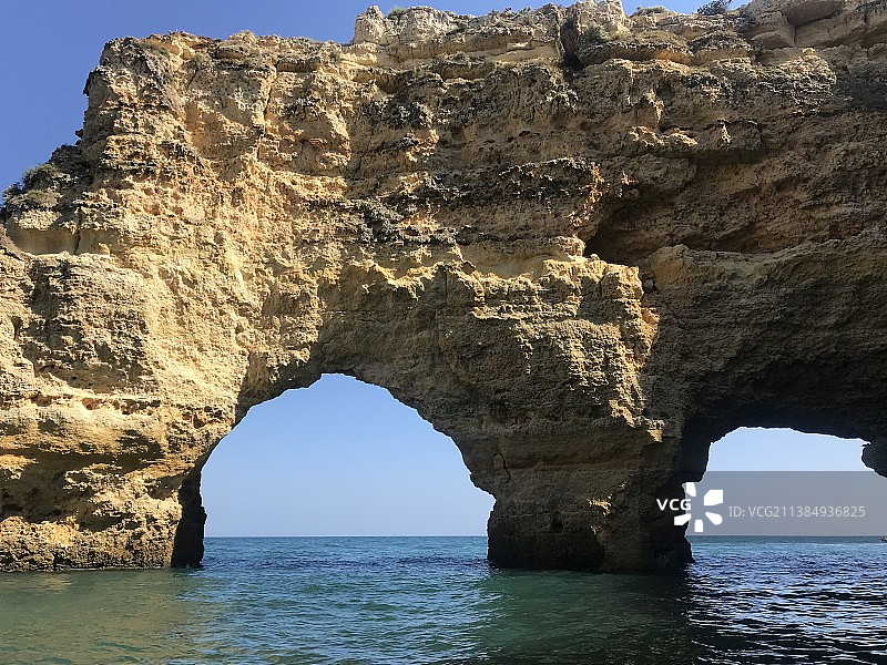 海上岩层的低角度观察图片素材