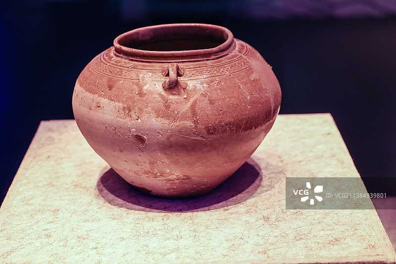 三国时期.吴国“当值还都”铭青瓷双系罐图片素材