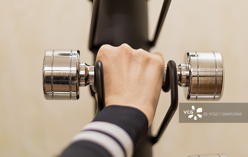 在健身房用哑铃锻炼的人图片素材