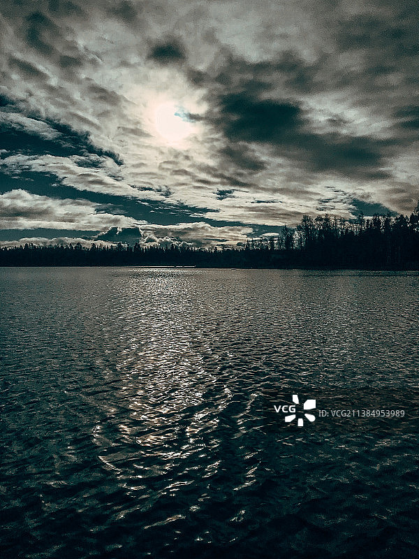 瑞典日落时分湖泊景色图片素材