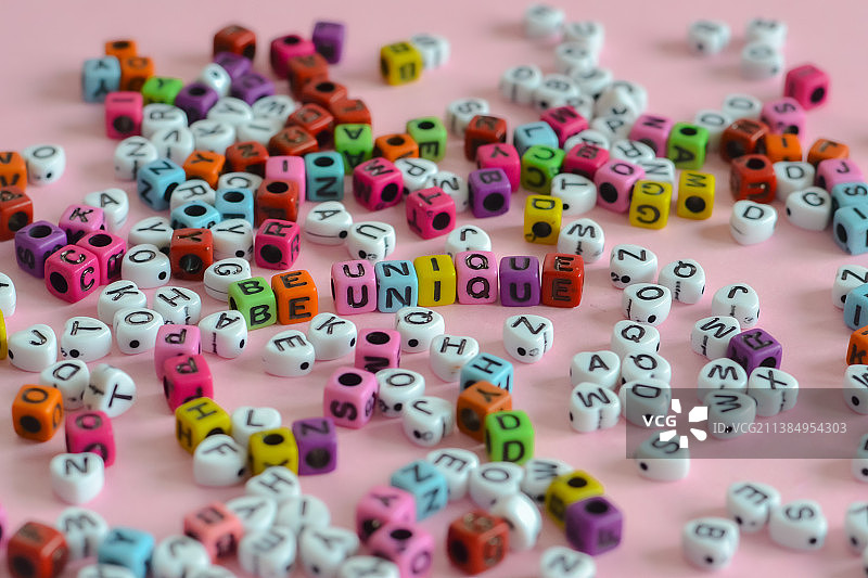 独一无二：彩色积木文字，塞尔维亚图片素材