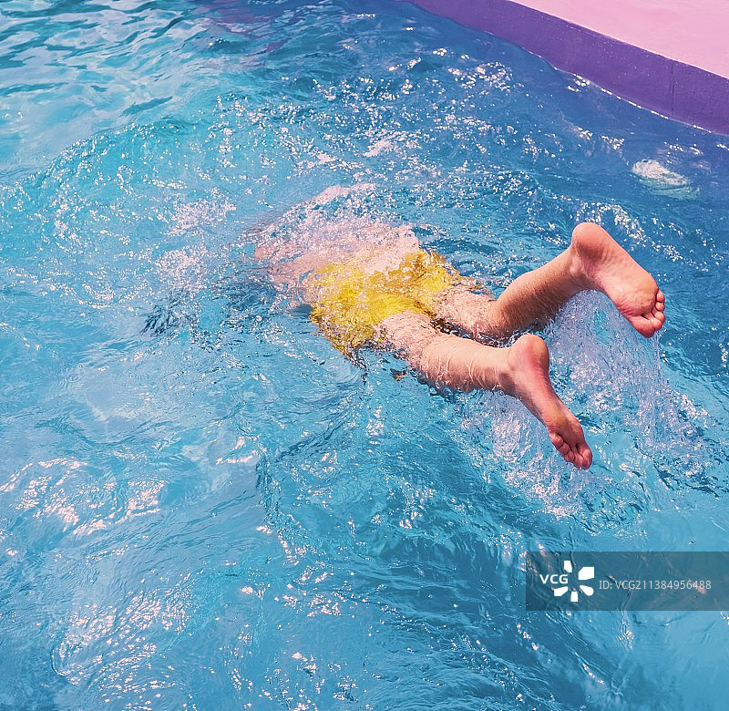 在游泳池中游泳的男孩，第比利斯，格鲁吉亚图片素材