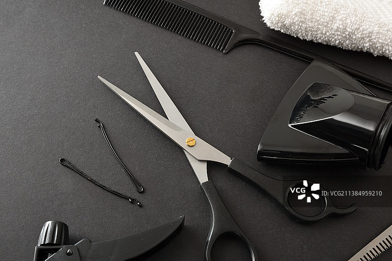 黑色桌子上的美发和造型工具套装图片素材
