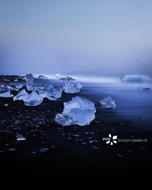 钻石海滩：冬季雷尼斯海滩的冰封海景图片素材