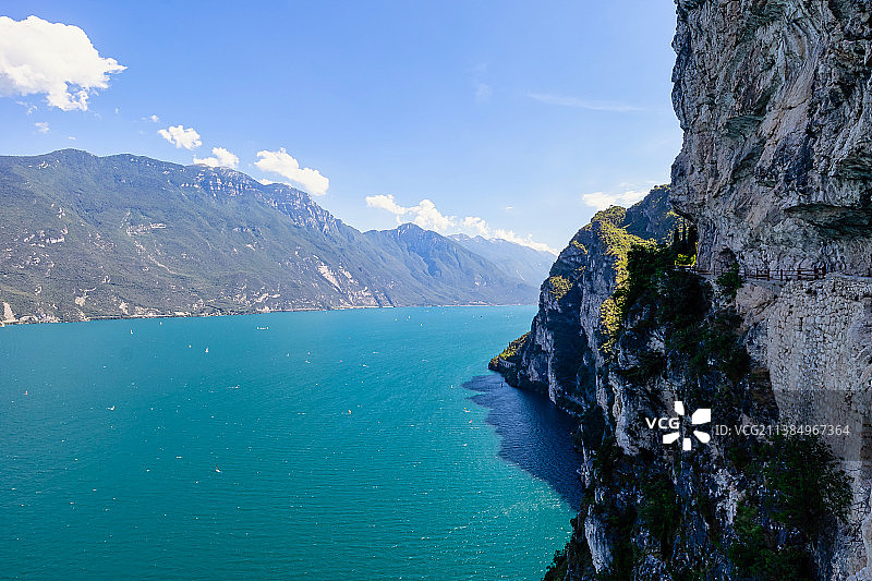 意大利特伦托里瓦德尔加尔达壮丽的海景和山景图片素材