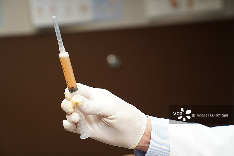 医疗验血试管，医生手持注射器图片素材