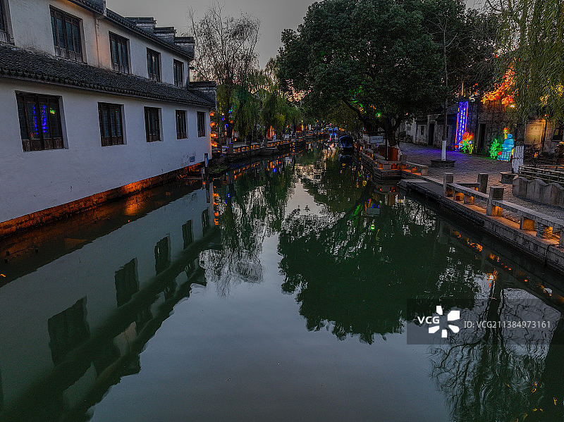 苏州周庄水乡古镇黄昏风景图片素材