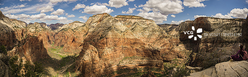 锡安国家公园岩石山脉全景（美国犹他州）图片素材
