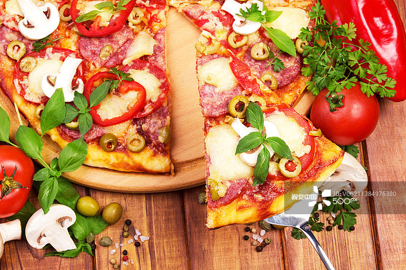 桌子上披萨的高角度视角图片素材