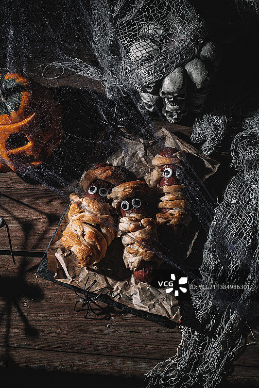 带有万圣节装饰的毛绒玩具的俯视照片图片素材