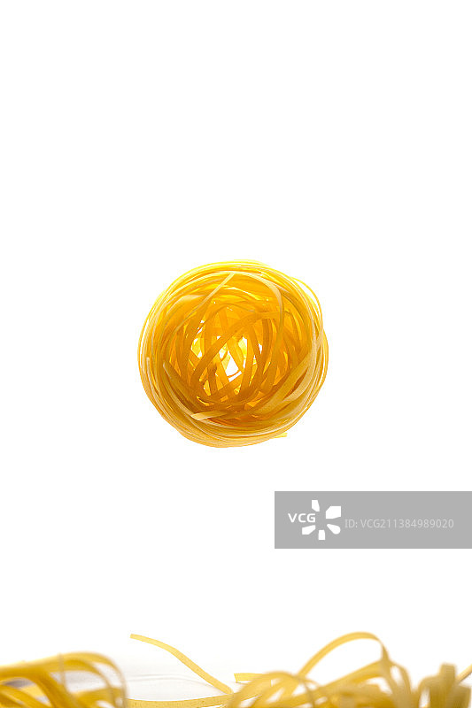 意大利宽面条，白色背景上的黄色面条特写图片素材