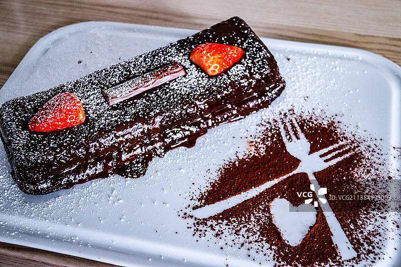 俯视餐盘中甜点的背景图图片素材