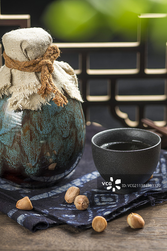 酒壶酒杯特写古窗棂木桌面背景图片素材