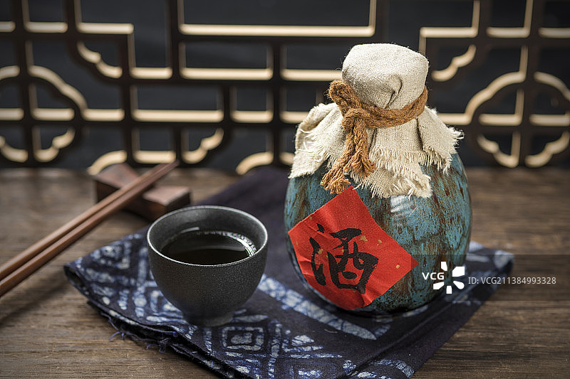 酒壶酒杯特写古窗棂木桌面背景图片素材