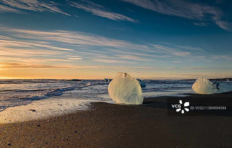 钻石海滩，日落时天空下的壮丽海景，冰岛图片素材