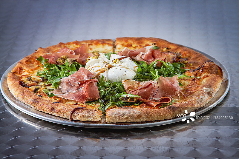 意大利美食，餐桌上盘中披萨俯视图图片素材