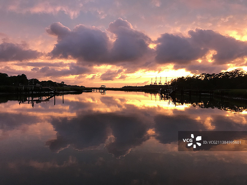 小溪日落，美国南卡罗来纳州普莱森特山湖景图片素材