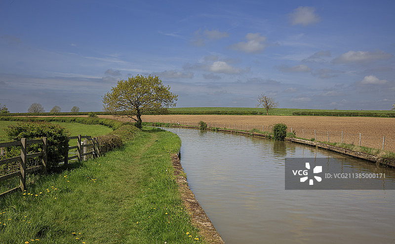 天空衬托下的农田风景图片素材