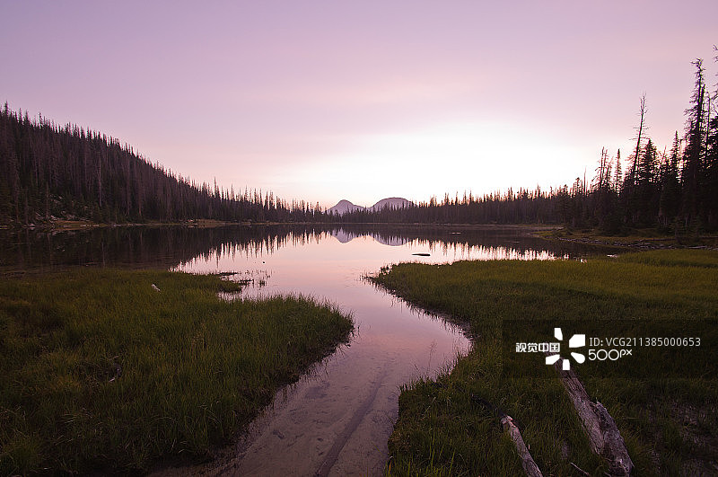 阴影湖日落，日落时天空背景下的湖泊风景，尤因塔山脉，犹他州，美国图片素材