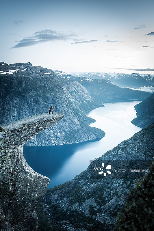 挪威雪山湖泊风光图片素材