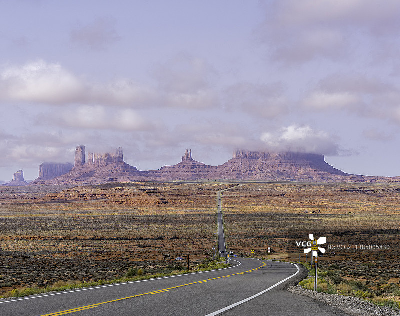 纪念碑谷，美国乡村景观的空旷道路图片素材