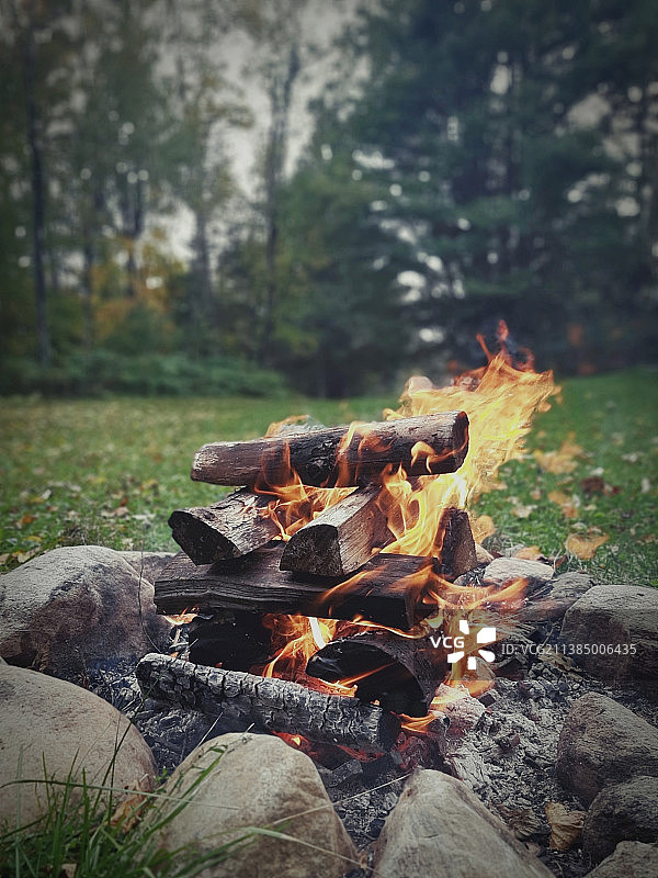 野外篝火特写，加拿大诺明格图片素材