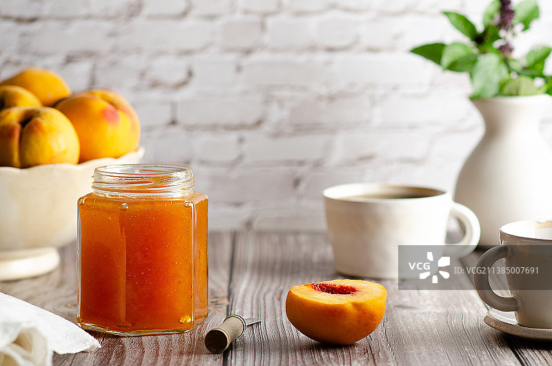 阿根廷自制桃子果酱与桌上罐装橙汁特写图片素材