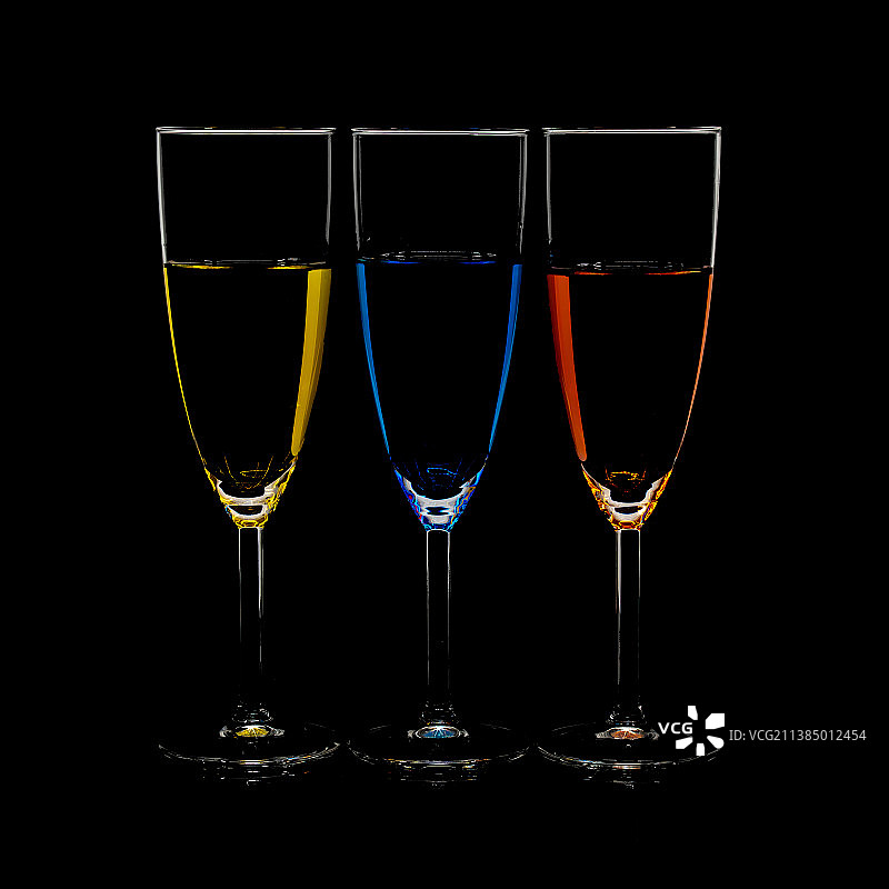 彩色轮辋，黑色背景下的葡萄酒杯特写，英国利兹图片素材