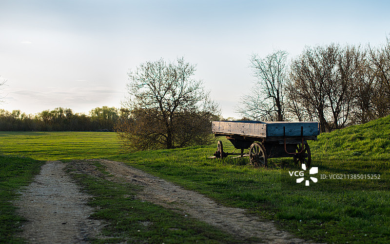 田野上对着天空的空长椅图片素材