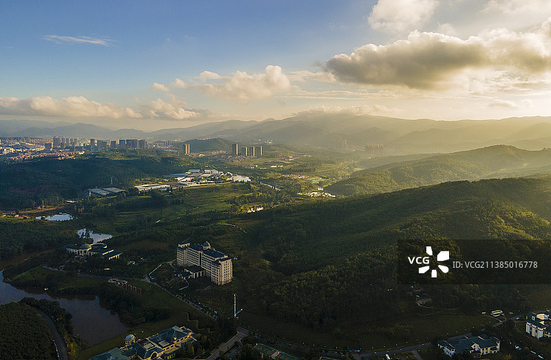 清晨日出时的小镇建筑山地自然风光图片素材