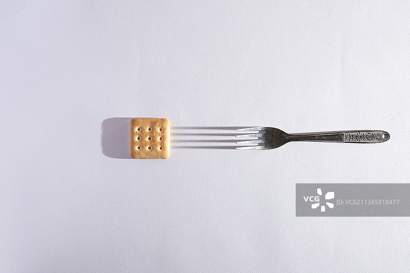 印度北阿坎德邦德拉敦白色背景上的叉子特写图片素材