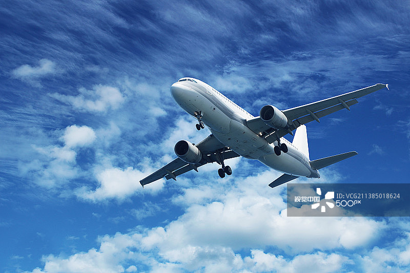蓝天上的客机图片素材