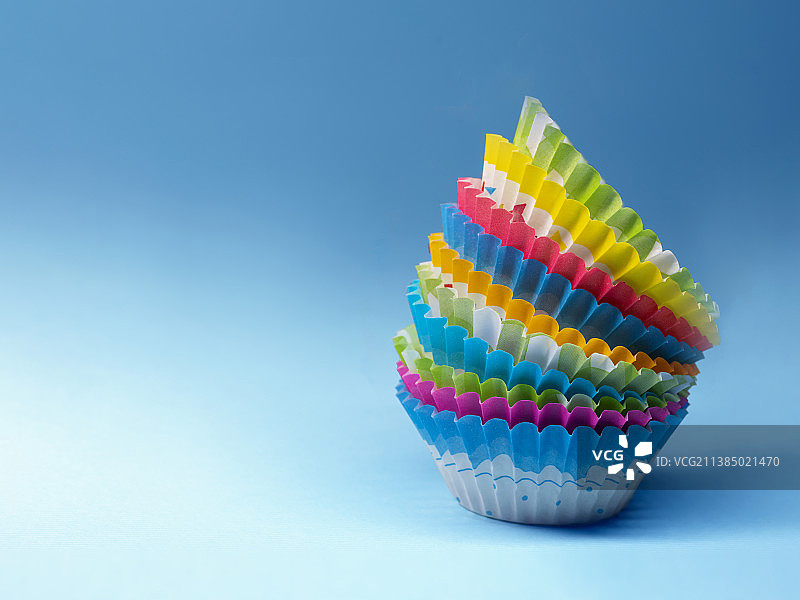 意大利巴里：蓝色背景上的彩色纸杯蛋糕特写图片素材