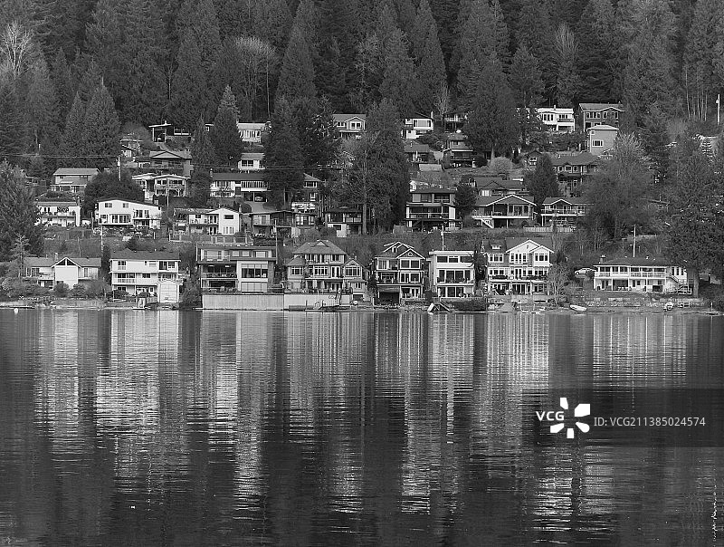 加拿大不列颠哥伦比亚穆迪港水岸住宅倒影图片素材