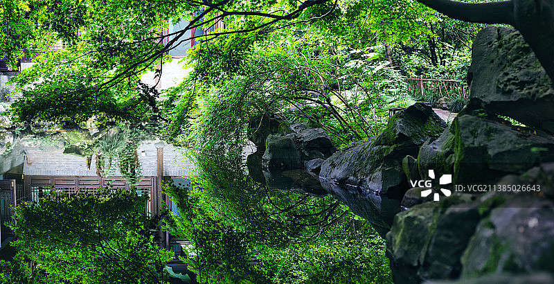 花港观鱼内的魏庐一角，池水如镜图片素材